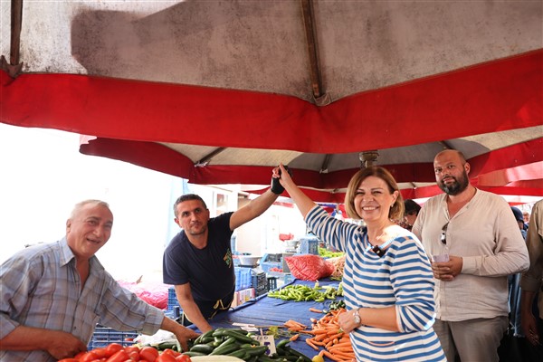 Başkan Ünlüce, semt pazarını ziyaret etti