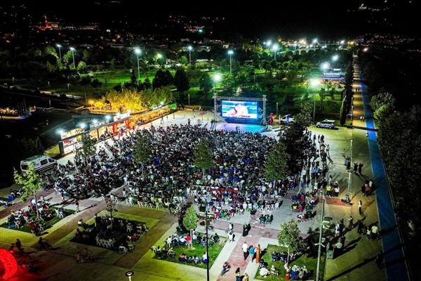 Bursa'da A Milli Basketbol Takımı’nın maçı dev ekranda izlendi