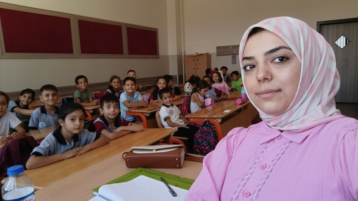 Çiçeği burnunda öğretmen Gamze Güngörmez ilk ders heyecanını yaşadı