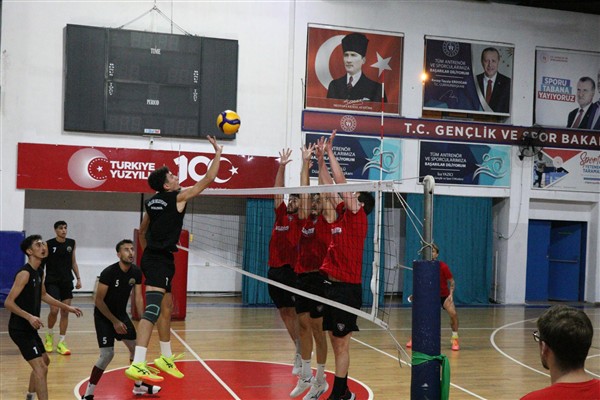 Düzce Belediyesi Erkek Voleybol Takımı, Gölcük Belediyespor'u mağlup etti