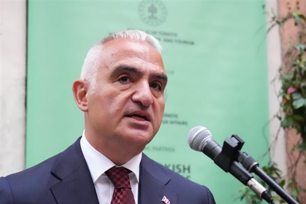 Ersoy, “5 Ressam 1 Şehir: Canım İstanbul” sergisinin açılışına katıldı