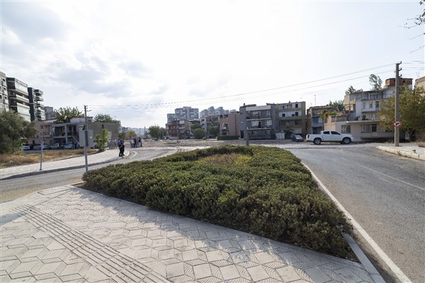 İzmir Büyükşehir Belediyesi'nin yol çalışmaları sürüyor