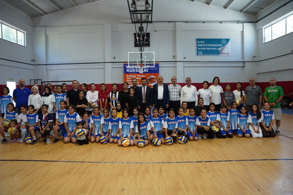 Kahta Belediyesi Yaz Spor Okulları’nda basketbol ve voleybol heyecanı sürüyor