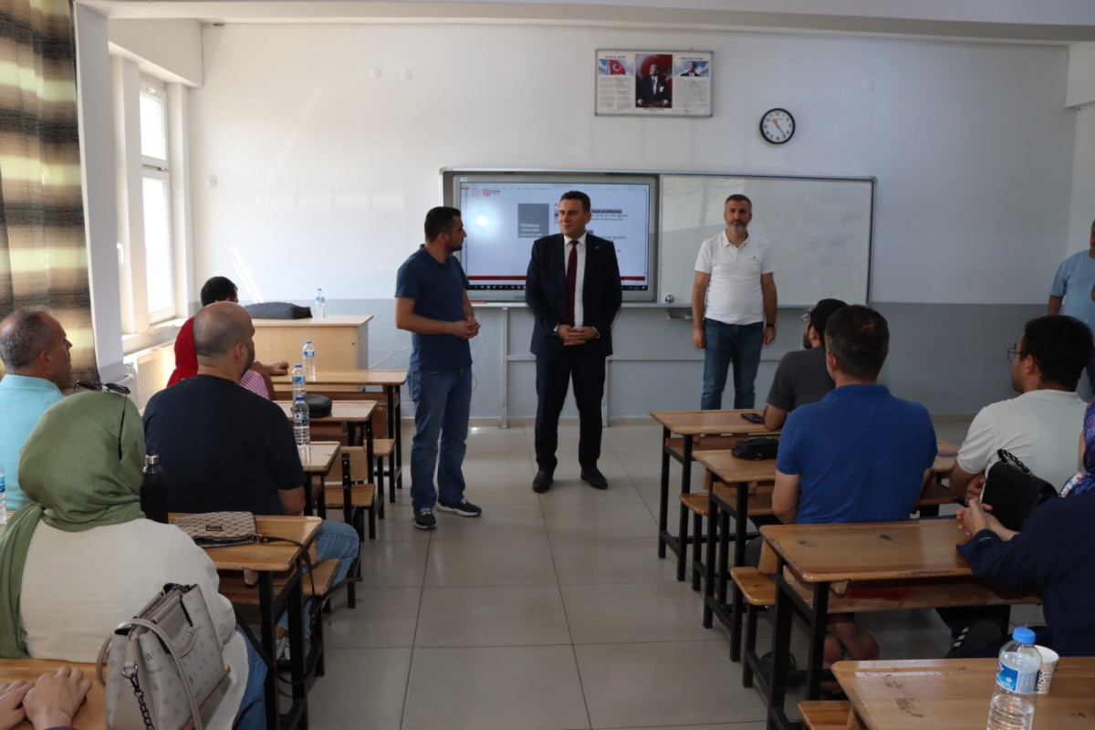 Kahta İlçe Milli Eğitim Müdürü Lütfü Başli, öğretmenler ile bir araya geldi