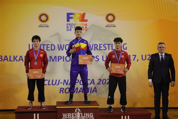 Konya Büyükşehir Belediyespor Güreş Takımı sporcuları'ndan madalya