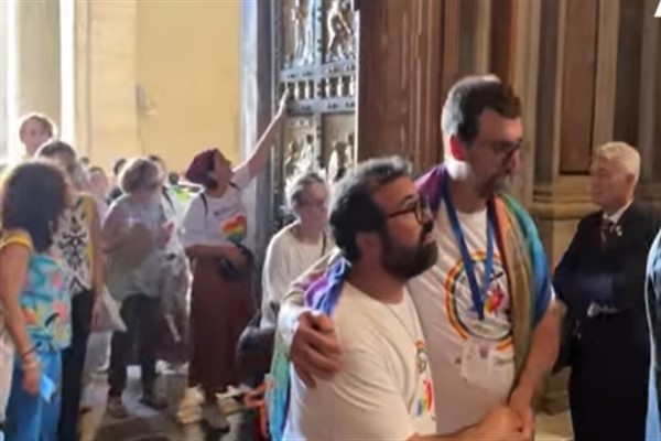 LGBTQ+ Katolikler Vatikan'da tarihi hac ziyaretine katılıyor