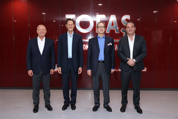 Stellantis ve Koç Holding üst yönetimi Tofaş Fabrikası’nı ziyaret etti